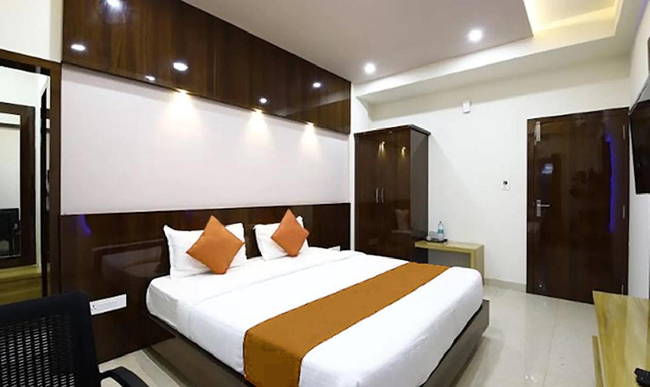 Royal Blue Meridian Inn Bangalore Exterior photo